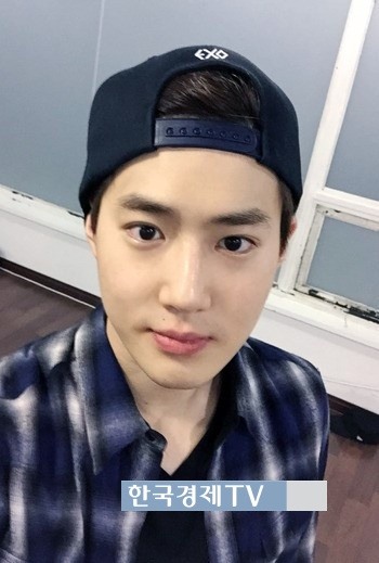 엑소 수호 이동우, ‘모자 뒤집어 쓴 채…잡티 없는 하얀피부’’