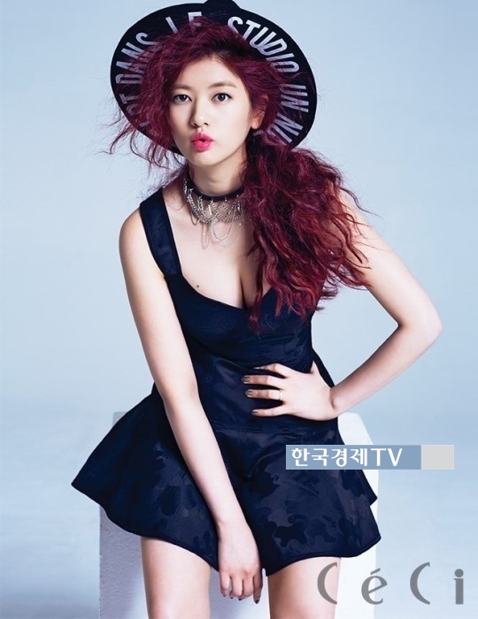 김영광 정소민, ‘입술 쭈빗…가슴골 훤히 드러낸 터질듯한 매력’