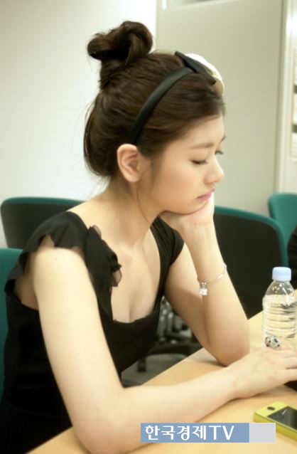김영광 정소민, ‘푹 파인 원피스 입고...훤히 드러난 풍만함’