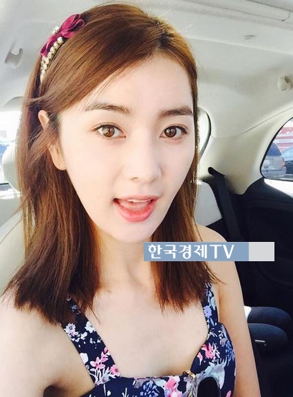 길은혜, ‘가슴골 훤히 드러낸 꽃무늬 원피스 입고 혀 빼꼼’