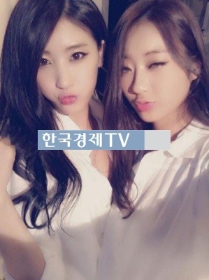 경리 포스터 논란, ‘경리-현아 흰 와이셔츠 입고…입술 쭈빗 무슨 의미?’