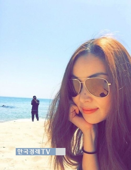 고소영 계약 해지, ‘한 해변가에서…그녀를 바라보는 파파라치?’