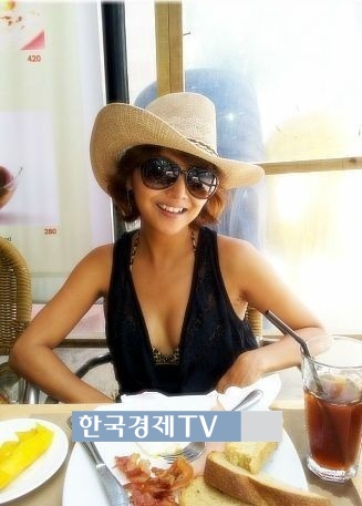 어게인 임성은, ‘가슴골 훤히 드러낸 채…브런치를?’