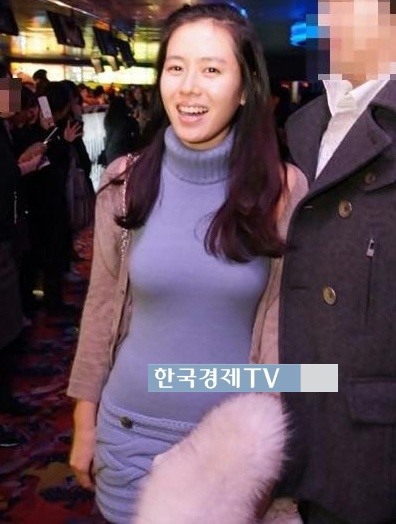 나쁜놈 손예진, ‘밀착 니트 사이로 드러난 반전 볼륨감 이 정도였어??’