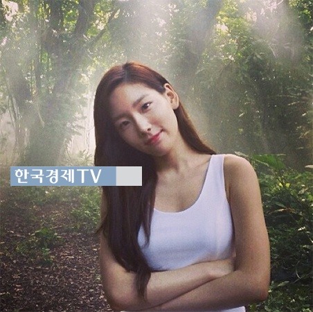 태연 I, ‘과거 숲속에서 의외의 민소매 볼륨감 뽐내..’
