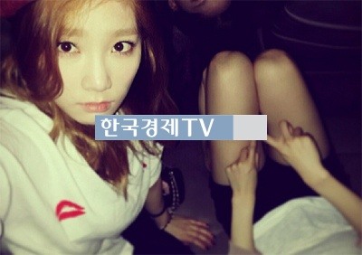 I 태연 솔로 앨범, ‘무심한 태연 사이로 눈 빼꼼 늘씬 기럭지 누구?’