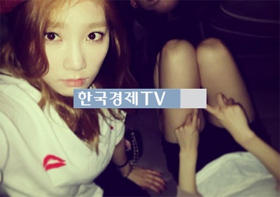 I 태연 솔로 앨범, ‘무심한 태연 사이로 눈 빼꼼 늘씬 기럭지 누구?’