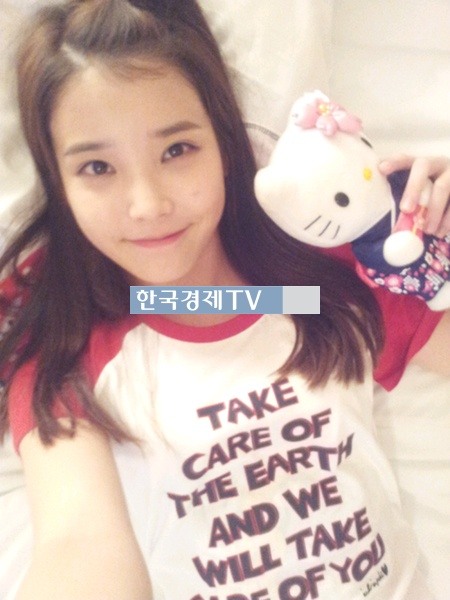 아이유 장기하와 열애 인정, ‘침대에 누워 키티 자랑…애교 눈웃음폭발!’