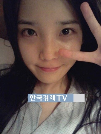 아이유 장기하와 열애 인정, ‘초근접 쌩얼 잡티없네...이게 무보정이라고??’