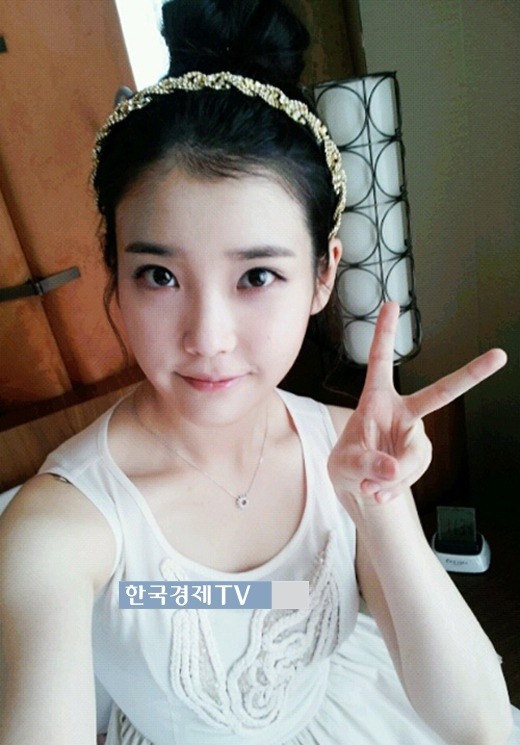 장기하 아이유 열애, 무표정 뽀얀 속살…베이비 피부 ‘이 정도야?’