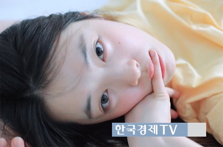 설리 최자, ‘새끼 손가락 지긋이 물고…몽환적 매력폭발!’