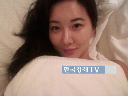 장미인애 열애설, ‘잘자요…침대셀카 속 촉촉 매끈 그녀~’