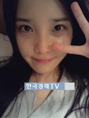 아이유 장기하와 열애 인정, ‘초근접 쌩얼 잡티없네...이게 무보정이라고??’