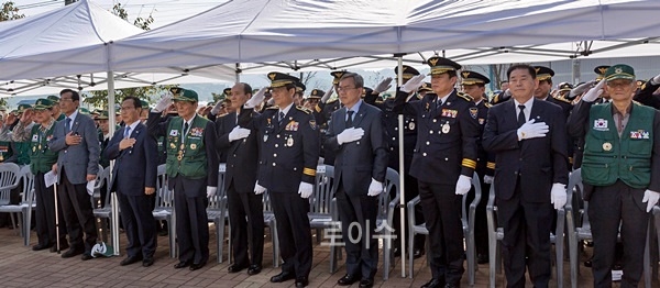 ▲함안지구전사경찰관위령제참석자들이국민의례를하고있다.