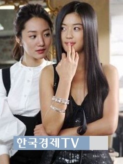 임신 6개월 전지현, ‘8년 전 가슴이 훤히 드러난 옷 입고..’