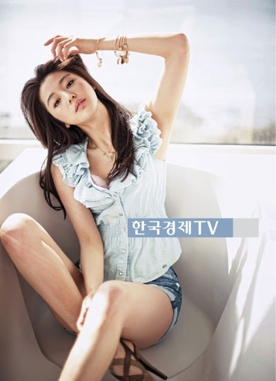 임신 6개월 전지현, ‘아찔한 포즈…섹시미 물씬 말라도 너무 말랐네’