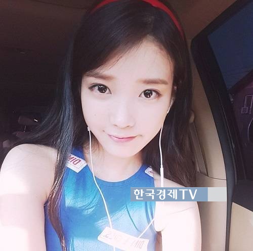 아이유 푸르던 발매, ‘민소매 상의 입고 화사한 미모…형광등 100개 아우라’