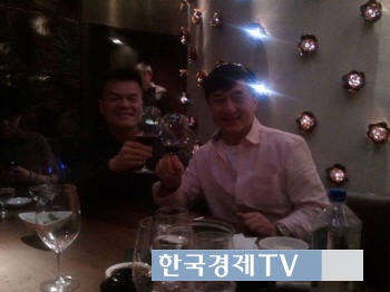 박진영 교복 광고 논란 속, ‘과거 성룡과 와인들과 폭풍인맥’