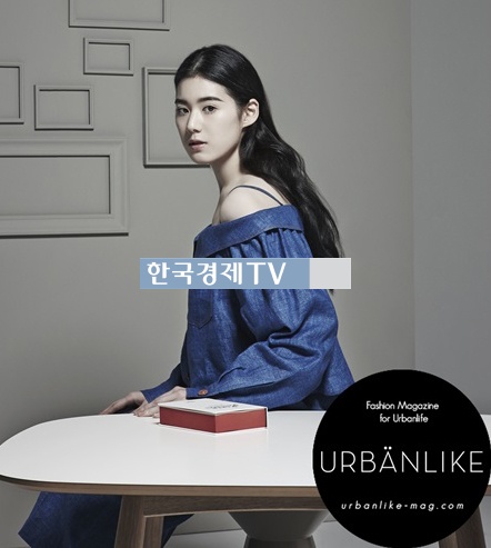 정은채 더 킹 출연, ‘흘러내릴 듯 말 듯…어깨가 훤히 드러난 매력’