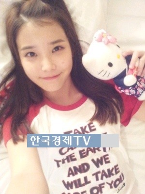 아이유 새 신발, ‘쌩얼로 침대에 누워 애교 눈웃음 폭발…이 정도야?’