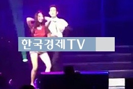 아이유 새 신발, ‘빨간 민소매 핫팬츠 입은 그녀 무대서 부비부비’