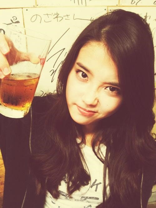 아이유 새 신발, 우롱차 들고 찰칵..."역시 뜨거웠어요"