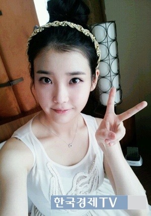 아이유 새 신발, 무결점 뽀얀 속살 드러낸 올백 머리 쌩얼