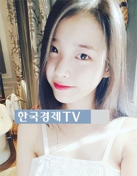 아이유 새 신발, ‘앵두 입술+아찔한 쇄골..게다가 빛까지 뿜은 미모?’
