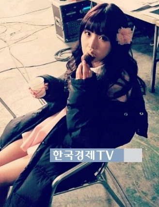 알렉스와 열애설 조현영, ‘청순 러블리 드레스 사이로...드러난 뽀얀 속살’