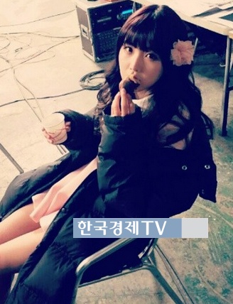 알렉스와 열애설 조현영, ‘청순 러블리 드레스 사이로...드러난 뽀얀 속살’