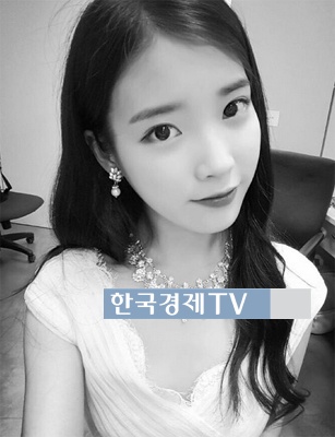 아이유 새 신발, ‘살짝 젖혀진 드레스…아찔과 청순이 공존’