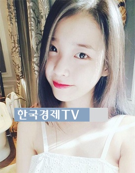 아이유 새 신발, ‘앵두 입술+아찔한 쇄골..게다가 빛까지 뿜은 미모?’