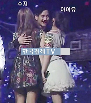 김수현 안소희 열애설 사실무근, ‘좌이유 우수지?...세상을 다 가진 표정’