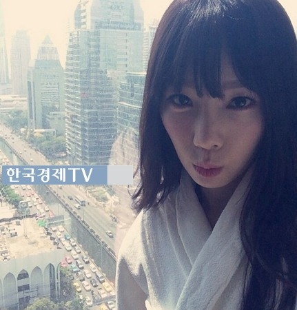 ‘촉촉한 그녀…호텔 흰가운 입고 팬들 만나러~’