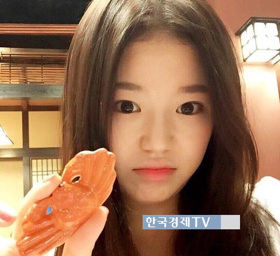 게 모양 과자 들고 귀염 셀카...'무결점 꿀피부까지?'