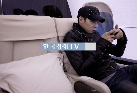 박유천 도서관 개관, ‘모자 푹 쓰고 전세기 속 시크한 이 남자’