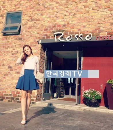 강민호 신소연, ‘수수한 차림 사이로 드러난 쭉 뻗은 각선미’
