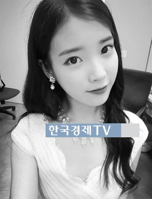 아이유 스물셋 푸르던, ‘순백에 드레스 사이로 드러난 아찔…눈에 띄네’
