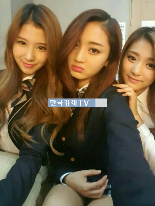 트와이스 사나·지효·쯔위, 교복 인증샷 "어때요, 잘 어울리나요?"