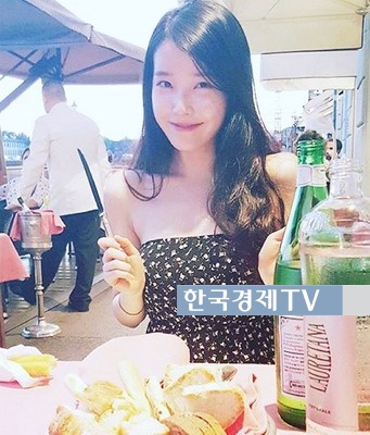 아이유 스물셋 푸르던, ‘쇄골이 훤히 드러내고 보니 의외의 볼륨감 포착’