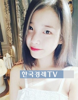 아이유 스물셋 푸르던, ‘앵두 입술+아찔한 쇄골..게다가 빛까지 뿜은 미모?’