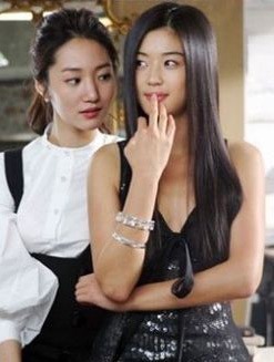 전지현 대통령 표창, ‘8년 전 가슴골 훤히 드러난 옷 입고..’