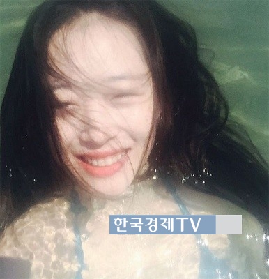 최자 설리, ‘물 속에서 속살을 훤히 드러낸 채…반달눈 폭발!’
