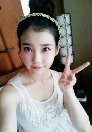 아이유 무릎, 무결점 뽀얀 속살 드러낸 올백 머리 쌩얼