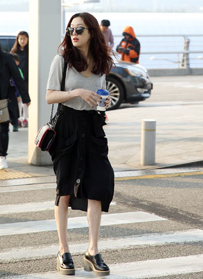 정려원 열애설 사실무근, ‘멀리서 봐도 딱 봐도 연예인이다!’