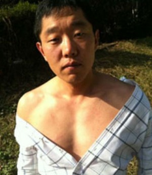 김제동 1인 시위, ‘안경 벗어던지고…상의 풀어헤치고 야릇한?