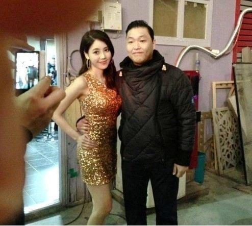 싸이 컴백, ‘섹시한 몸매의 그녀 허리를 움켜진 채…흐믓?’