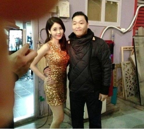 싸이 컴백, ‘섹시한 몸매의 그녀 허리를 움켜진 채…흐믓?’