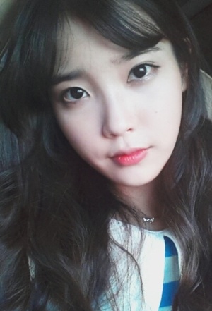 아이유 무단 샘플링 의혹, ‘초근접 쌩얼 잡티 하나 없어...이게 무보정이라고??’