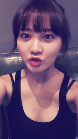 한그루 웨딩화보, ‘입술 쭈삣..키스를 부르는 앵두입술’